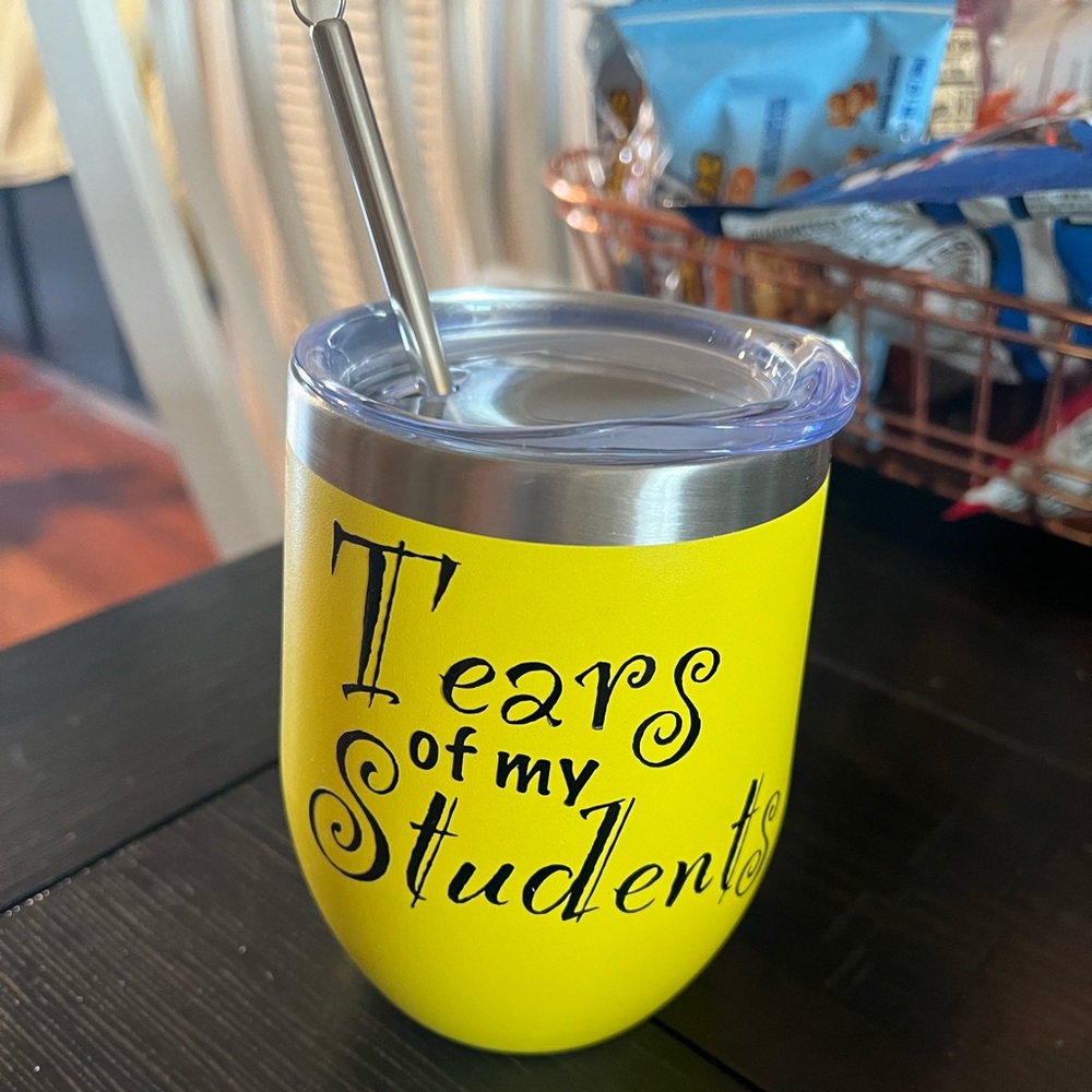 Stemless glass with cover and straw